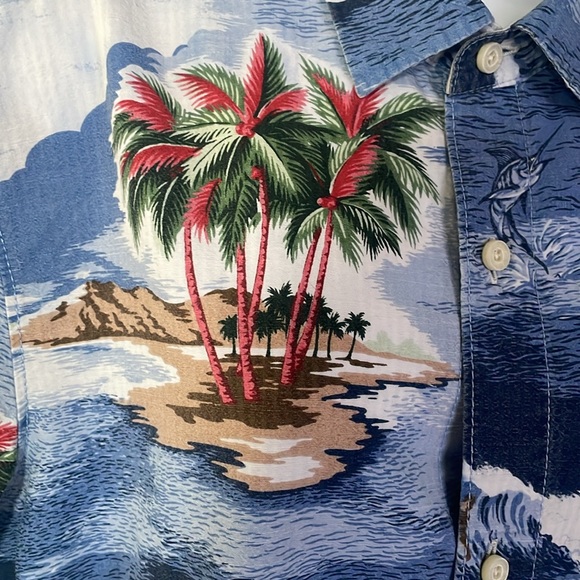 Tommy Bahama Relax Mens camp shirt. Beautiful tropical/ocean print. Size Medium - Picture 2 of 8